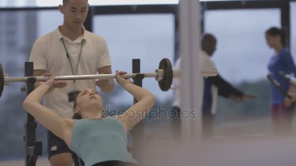 Jonge Groep Trainen Sportschool Trainer Spotten Voor Meisje Gewichtheffen — Stockvideo