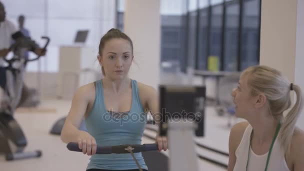 Jeune Groupe Conditionnement Physique Travaillant Dans Salle Gym Avec Instructeur — Video