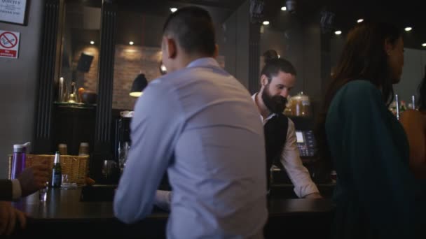 Gelukkige Gemengde Etniciteit Vrienden Drinken Aan Bar Nachtclub — Stockvideo