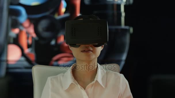 Empresaria Con Visor Realidad Virtual Escritorio Con Gráfico Animado Segundo — Vídeos de Stock