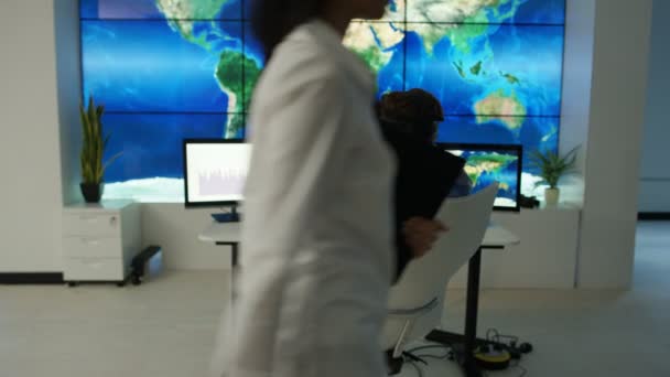 商人与虚拟现实耳机互动未来办公室 电脑屏幕显示财务信息和世界地图 — 图库视频影像