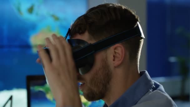 Geschäftsmann Interagiert Mit Virtual Reality Headset Futuristischem Büro Computerbildschirmen Mit — Stockvideo