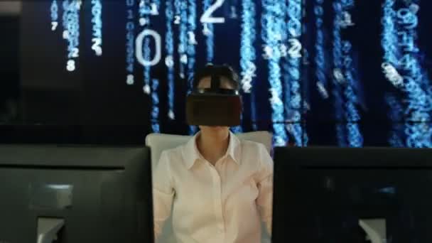 Zakenvrouw Dragen Virtuele Realiteit Viewer Haar Bureau Met Geanimeerde Afbeelding — Stockvideo