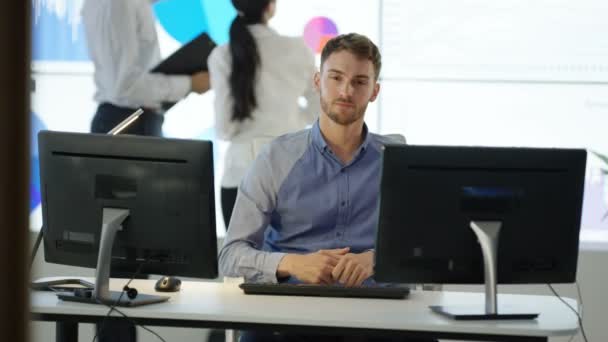 Retrato Sorridente Empresário Trabalhando Sua Mesa Com Colegas Trabalho Segundo — Vídeo de Stock