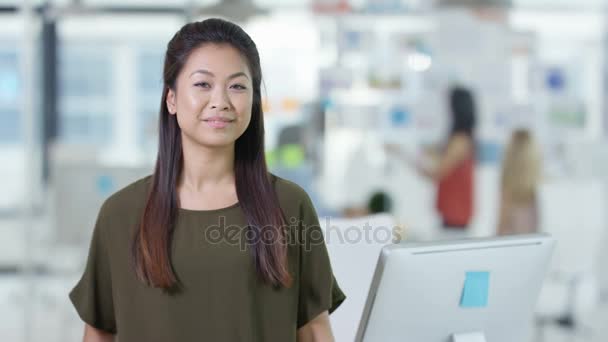 Retrato Sonriente Mujer Negocios Confiada Oficina Moderna — Vídeos de Stock