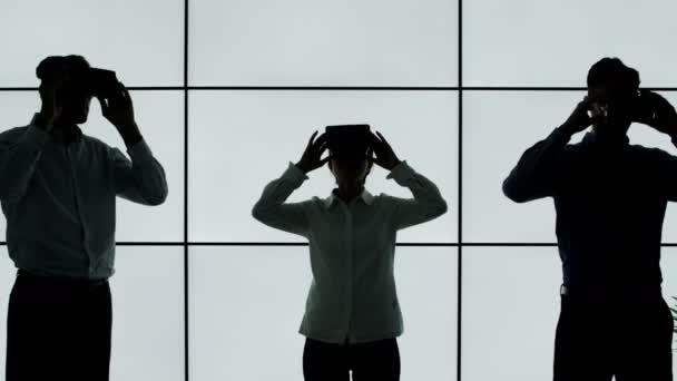 Business Team Silhouette Probiert Virtual Reality Zuschauer Auf Weißem Hintergrund — Stockvideo