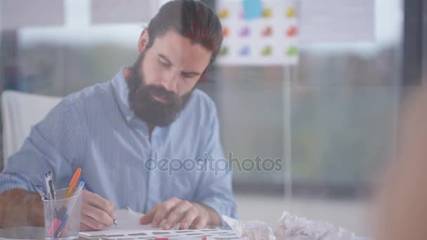 Homme Affaires Dans Bureau Créatif Écrire Des Notes Remue Méninges — Video