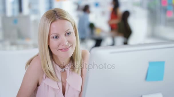 Retrato Mulher Negócios Sorridente Sua Mesa Com Colegas Uma Reunião — Vídeo de Stock