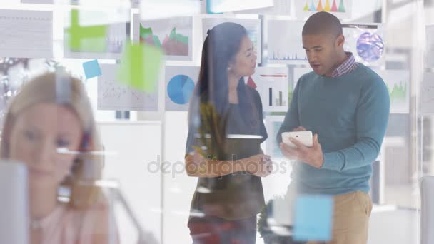 Hombre Mujer Negocios Con Tableta Computadora Discutiendo Las Cifras Empresa — Vídeo de stock