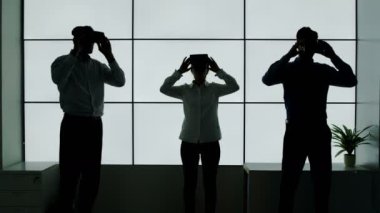 4 k iş takım siluet sanal reality izleyiciler beyaz arka plan üzerinde çalışıyor