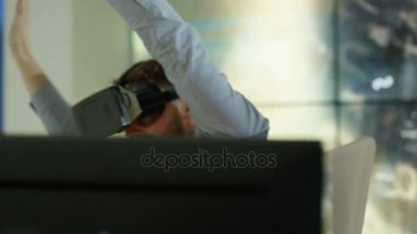 arka planda bir veri tünel animasyonlu grafik ile onun masasında bir sanal gerçeklik Görüntüleyici giyen 4 k heyecanlı mühendis veya bilgisayar programcısı