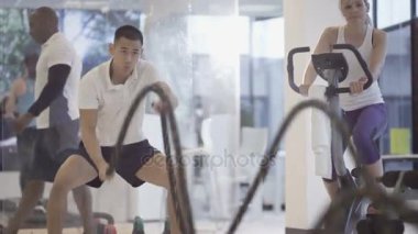 Spor salonunda, video ekranının hareketli açık sahne gösterilen çalışma uygun grubu