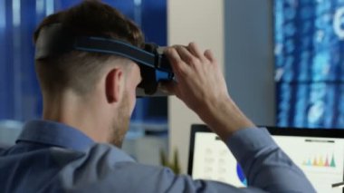 4k işadamı, fütüristik office sanal gerçeklik kulaklık ile etkileşim gösteren finansal bilgi ve dijital kod bilgisayar ekranları