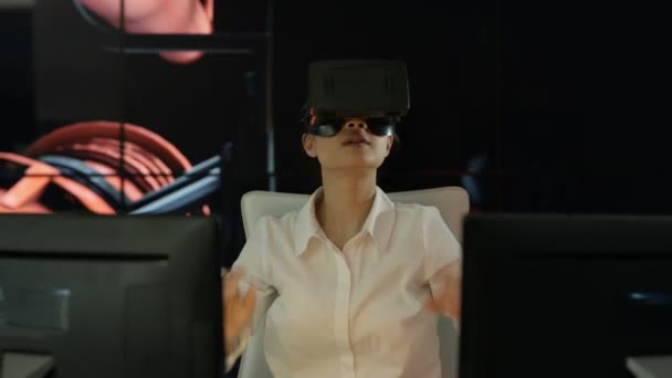 Femme Affaires Portant Visionneuse Réalité Virtuelle Son Bureau Avec Graphique — Video