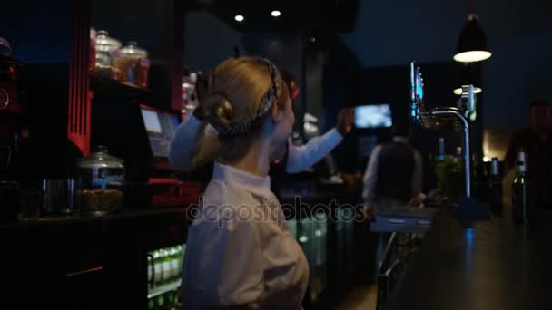Personale Del Bar Che Lavora Balla Discoteca — Video Stock
