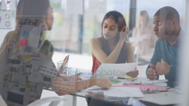 Groupe Affaires Lors Une Réunion Examinant Des Graphiques Imprimés Discutant — Video