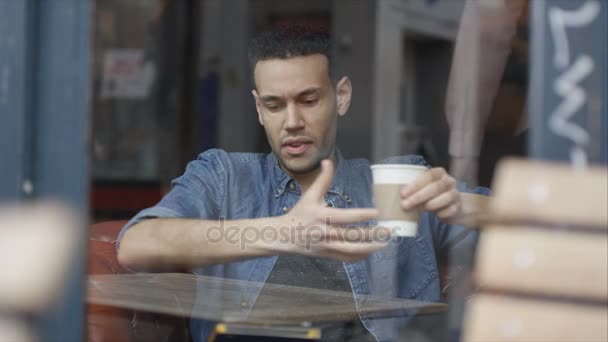 Pensive Giovane Uomo Seduto Solo Caffè Guardando Tablet Computer — Video Stock