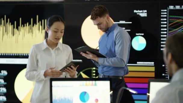 Equipo Negocios Discusión Mirando Datos Financieros Computadora Video Wall — Vídeo de stock