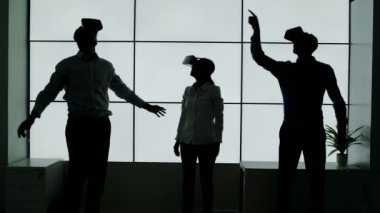 4 k iş takım siluet sanal reality izleyiciler beyaz arka plan üzerinde çalışıyor