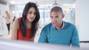 4 k iş adamı ve bilgisayar başında arıyorsunuz ve yaratıcı ofiste işbirliği kadın