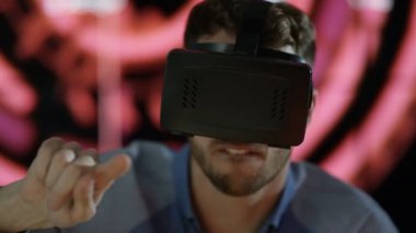 4 k işadamı veya arka planda animasyonlu grafik ile onun masasında oyun giyen sanal gerçeklik Görüntüleyicisi