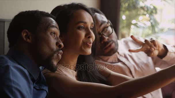 Jovens Amigos Relaxando Bar Com Coquetéis Tomando Selfie Com Cameraphone — Vídeo de Stock