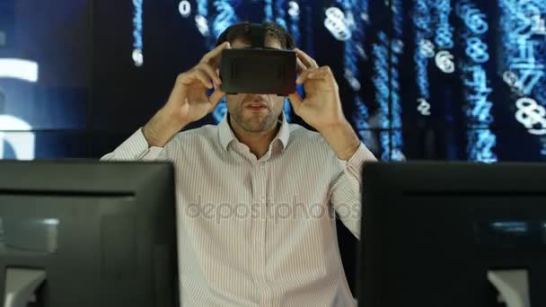 Επιχειρηματίας Φορώντας Προβολή Εικονικής Πραγματικότητας Στο Γραφείο Του Κινούμενα Γραφικά — Αρχείο Βίντεο