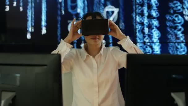 Empresária Vestindo Visualizador Realidade Virtual Sua Mesa Com Gráfico Animado — Vídeo de Stock