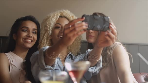 Giovani Donne Che Rilassano Bar Con Cocktail Scattare Selfie Con — Video Stock