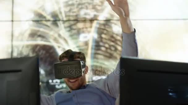 Engenheiro Excitado Programador Computador Vestindo Visualizador Realidade Virtual Sua Mesa — Vídeo de Stock