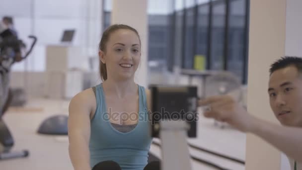 年轻健身小组在健身房锻炼与健身教练监督 — 图库视频影像