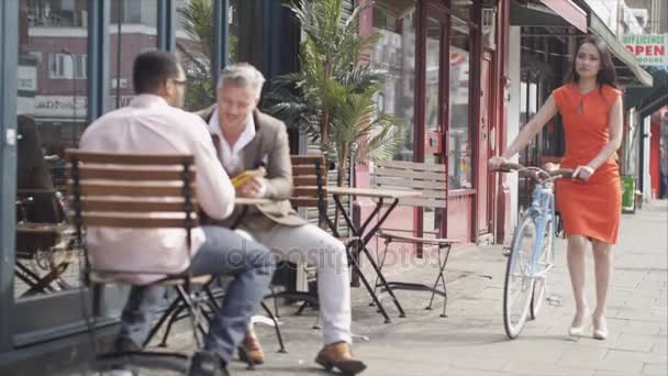 Zákazníkům Venkovní City Café Stolu Chatování Při Pohledu Počítači Tablet — Stock video