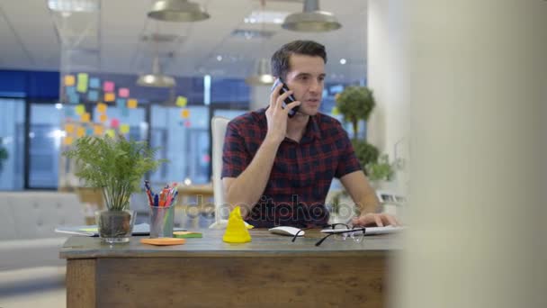 Alkalmi Üzletember Működik Számítógép Beszél Kreatív Office Telefonon — Stock videók