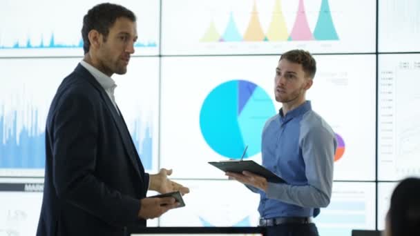 Equipo Negocios Una Reunión Discutiendo Gráficos Gráficos Financieros Video Wall — Vídeo de stock