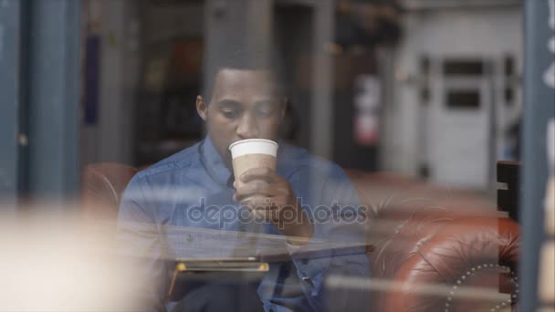 Uomo Seduto Solo Nel Caffè Con Tablet Caffè — Video Stock