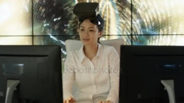4k işkadını giyen sanal gerçeklik Görüntüleyici arka planda bir veri tünel animasyonlu grafik ile onun masasında