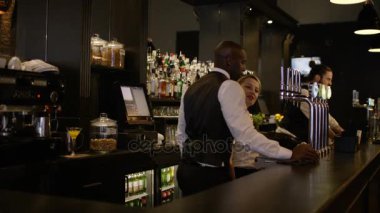 Gece kulübünde Dost Canlısı Bar çalışanlarının portresi 