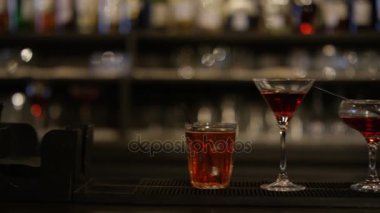 Kadeh içki, kokteyl shaker kaydırma ve ve diğer malzemeleri üst bar.