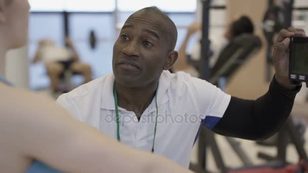 Portrait Entraîneur Personnel Souriant Supervisant Client Dans Une Salle Gym — Video