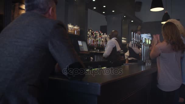 Gentile Barista Che Serve Chatta Con Giovani Donne Nel Bar — Video Stock