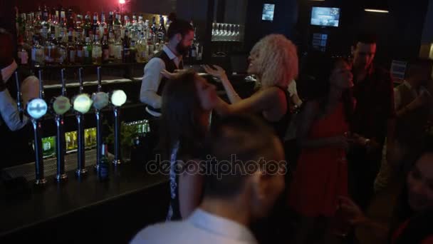 Bar Çalışan Personel Genç Parti Kalabalık Gece Kulübünde Dans — Stok video