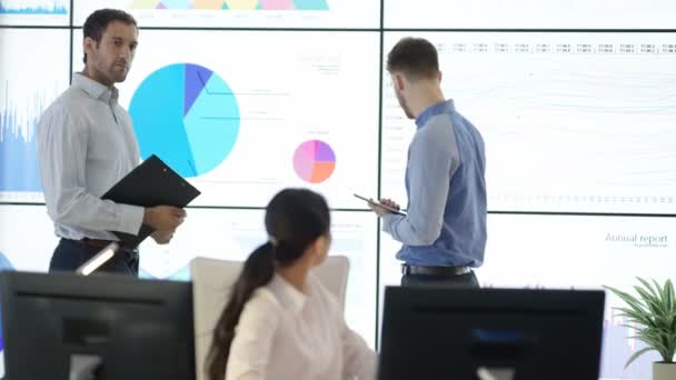 Equipo Negocios Discusión Mirando Datos Financieros Computadora Video Wall — Vídeos de Stock