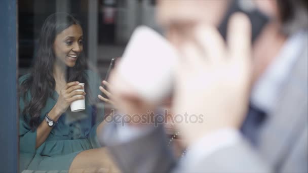 4K有魅力的女人坐在咖啡店里 在数码平板电脑上视频聊天 白人商人在电话里聊天 — 图库视频影像