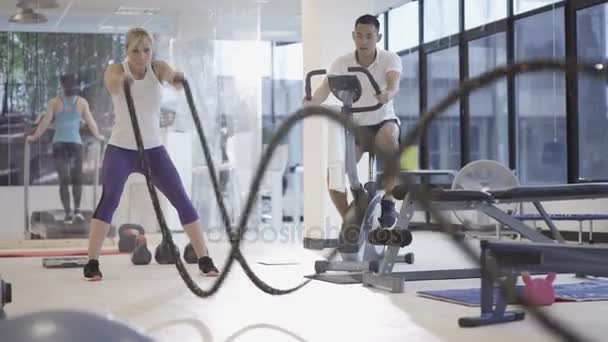 Groupe Ajustement Travaillant Dans Salle Gym Écran Vidéo Montrant Scène — Video