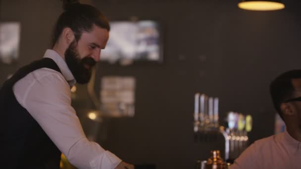 Bartender City Bar Pouring Serving Drinks — стокове відео