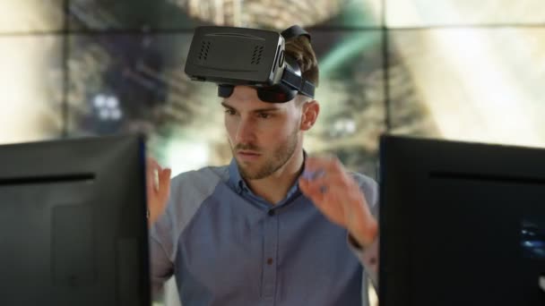 Ingénieur Excité Programmeur Informatique Portant Une Visionneuse Réalité Virtuelle Son — Video