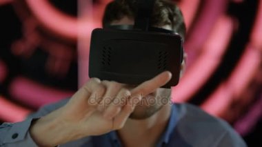 4 k işadamı veya arka planda animasyonlu grafik ile onun masasında oyun giyen sanal gerçeklik Görüntüleyicisi
