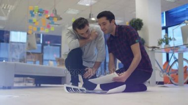 birlikte çalışma, yaratıcı office fotoğraflarda bakarak 4 k erkek tasarımcılar