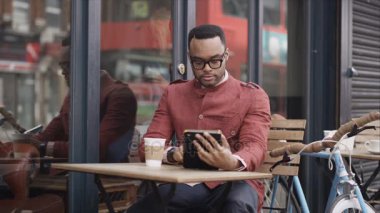 4 k adam oturma yalnız dış kafe tablet ve kahve