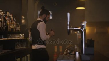Barman kokteyl shaker ile kokteyller hazırlanıyor